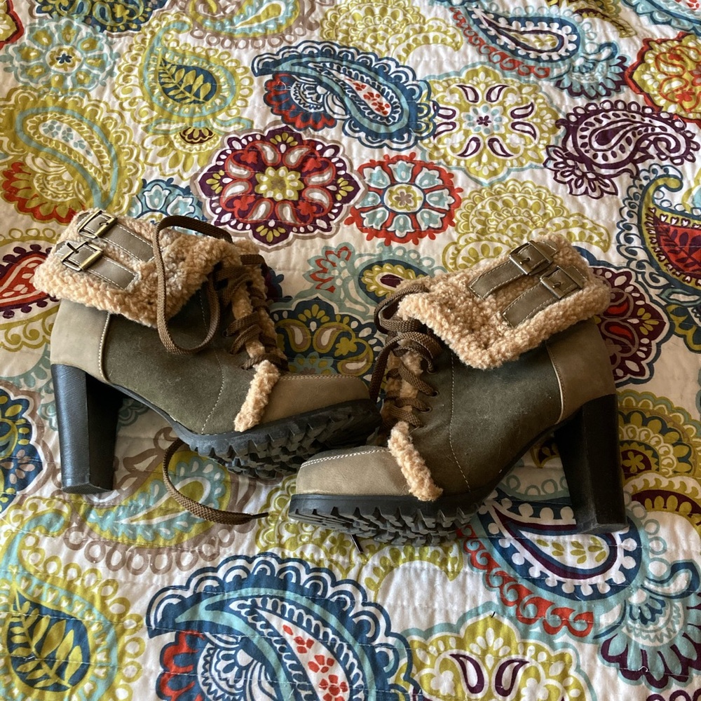 Stylish Olive Green Heeled Boots with Fur Trim